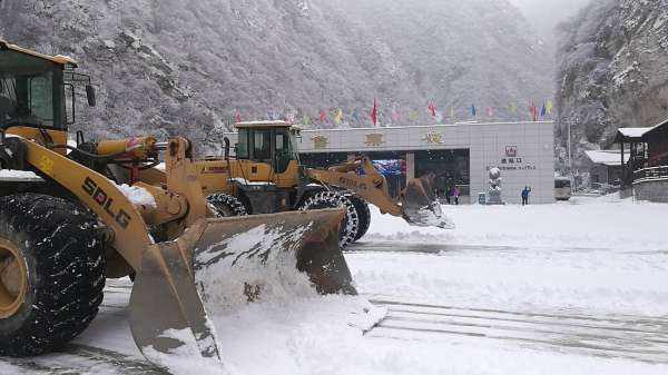 【太華索道】行動(dòng)迅速除冰雪 全力以赴保運(yùn)營(yíng)(圖2)