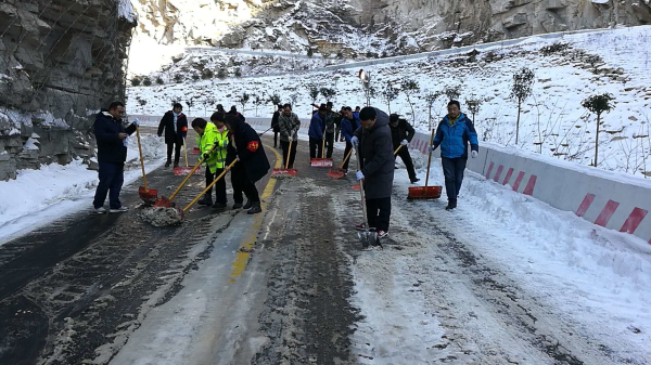 【太華索道】行動(dòng)迅速除冰雪 全力以赴保運(yùn)營(yíng)(圖1)