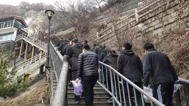 【華山西峰索道】太華索道公司組織干部職工開展學雷鋒志愿服務活動(圖5)